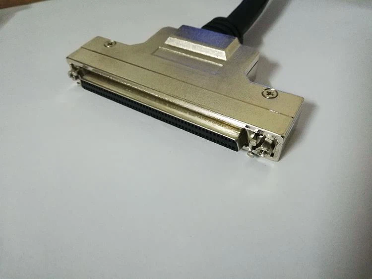 클립과 나사 너트가있는 SCSI 100 핀 암 커넥터 케이블