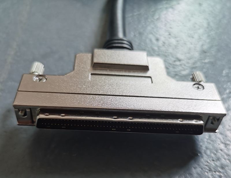 128-ch 절연 디지털 I/O 유니버설 PCI 카드에 대 한 나사와 100 핀 SCSI 케이블